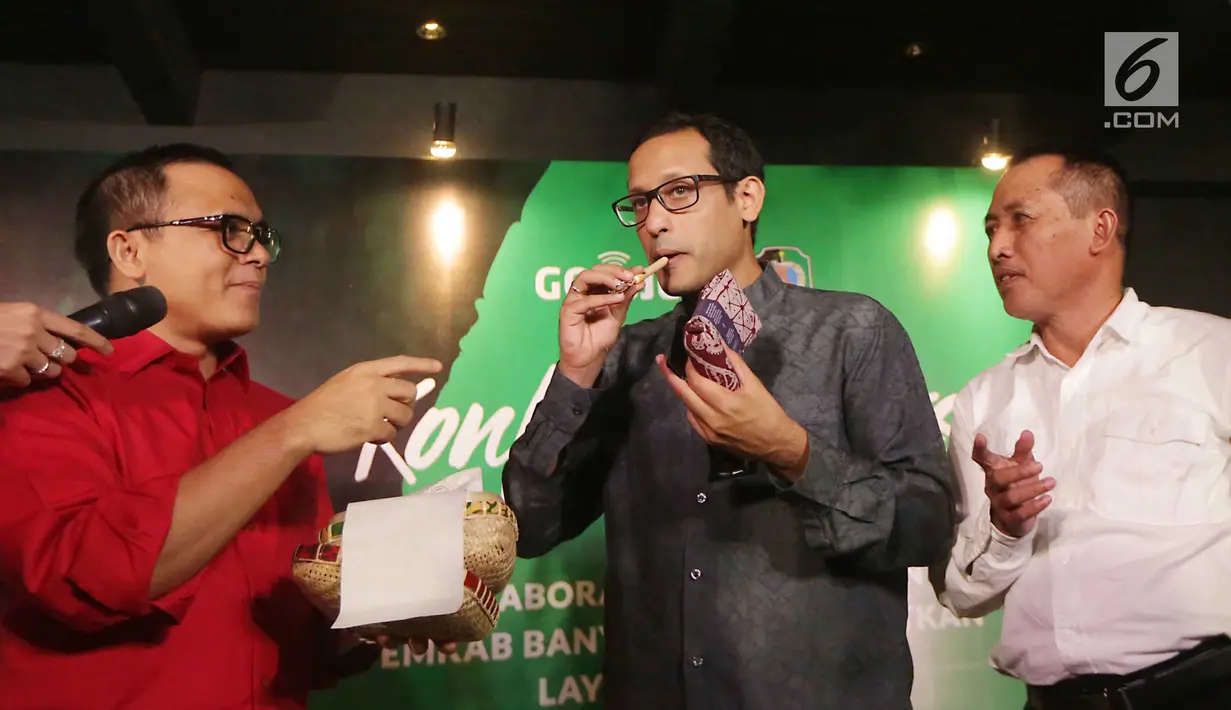 CEO Go-Jek Nadiem Makarim mencicipi produk UMKM kuliner Banyuwangi dalam konferensi pers Kolaborasi Go-Jek dengan Pemkab Banyuwangi di Jakarta, Rabu (15/11). Go-Jek memperluas kerja sama dengan Pemkab Banyuwangi. (Liputan6.com/Angga Yuniar)