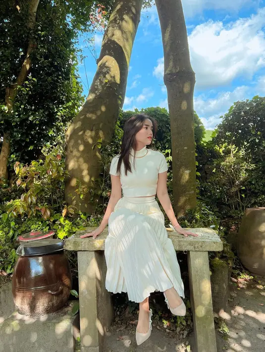 Ia mengenanakan J'Adior Slingback Pump seharga Rp18jutaan dengan warna creme yang manis [@fuji_an]