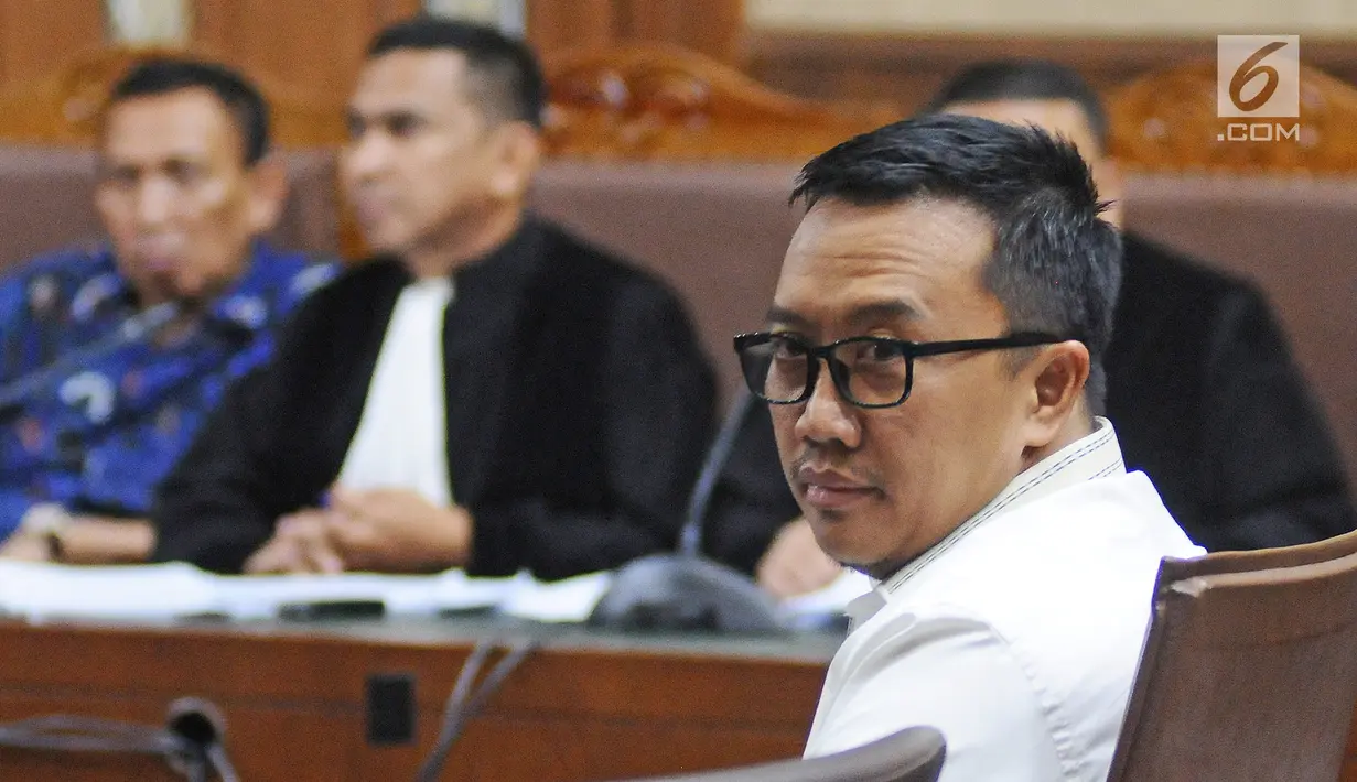 Menpora Imam Nahrawi saat menjadi saksi di Pengadilan Tipikor, Jakarta, Senin (29/4/2019). Dalam sidang lanjutan kasus dugaan suap dana hibah KONI, Menpora yang mendapat giliran kedua mengaku tidak pernah tahu nominal dana hibah yang diberikan Kemenpora kepada KONI. (Liputan6.com/Herman Zakharia)