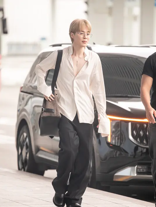 Member BTS itu padukan unbotton striped shirt dengan straight pants hitam dan boots [Dior]