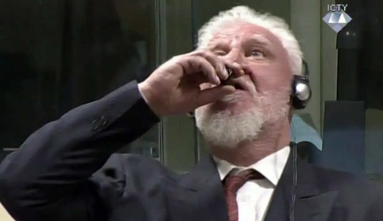 Aksi tenggak racun Komandan perang pasukan Kroasia Bosnia, Jenderal Slobodan Praljak pada persidangan yang dipimpin hakim PBB di Den Haag, Rabu (29/11). Praljak (72) itu meninggal di rumah sakit setelah menenggak cairan tersebut. (ICTY via AP)