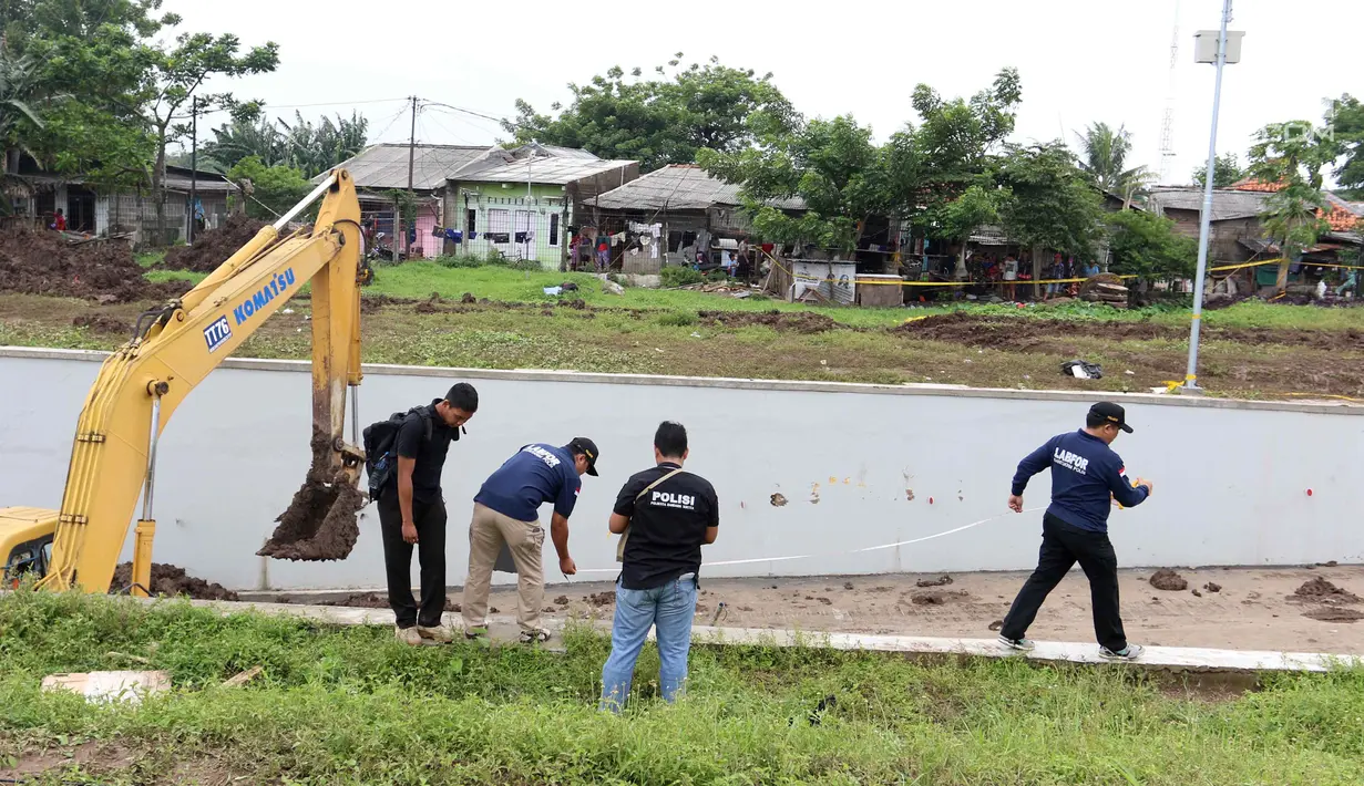 Suasana saat petugas Puslabpor Bareskrim Polri melakukan olah TKP longsornya Underpass Perimeter Selatan, Bandara Soekarno Hatta (Soetta), Tangerang, Banten, Selasa (6/2). Korban longsor berhasil dievakuasi 13 jam kemudian. (Liputan6.com/Angga Yuniar)