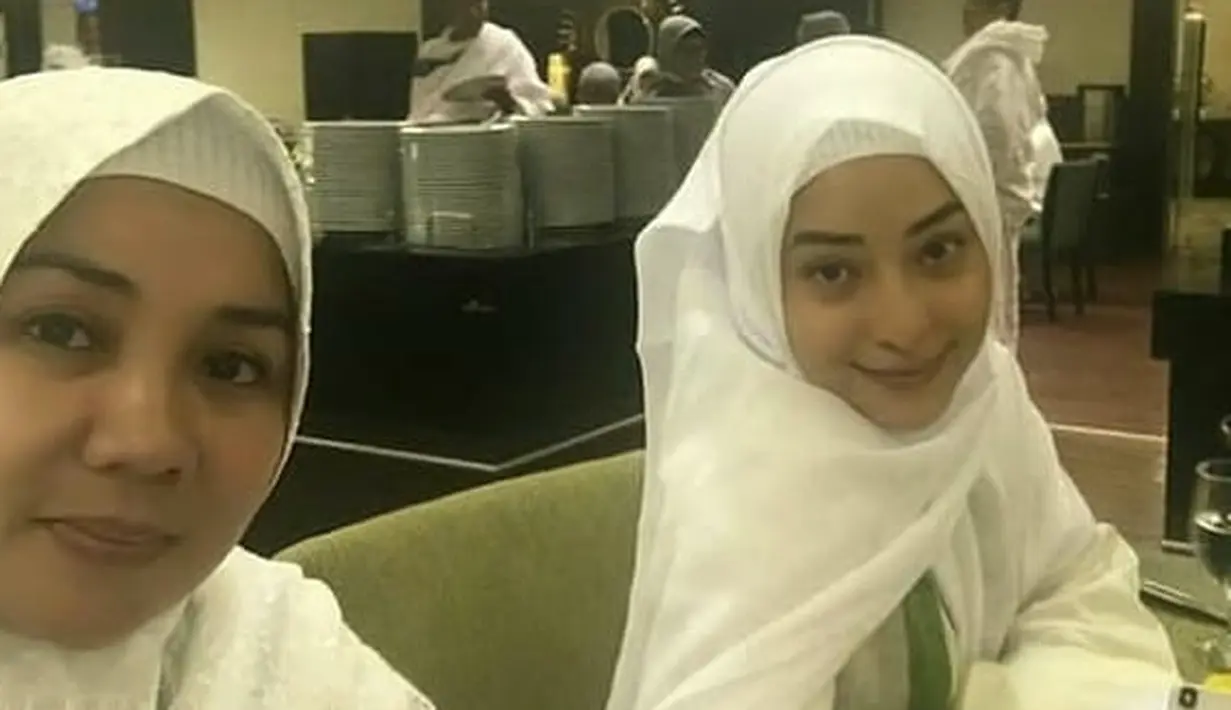 Untuk yang satu ini, Niki begitu menawan dengan hijab dan busananya berwarna putih. Sangat cocok pastinya dengan kulit putih berseri yang dimiliki oleh Nikita Willy. (Instagram)