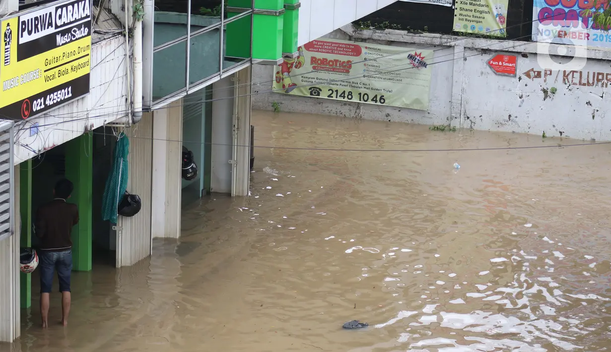 Sejumlah pertokoan di sekitar Jalan Gunung Sahari terlihat tutup akibat banjir yang menggenangi kawasan tersebut, Jakarta, Selasa (25/2/2020). Hujan yang mengguyur Jakarta sejak Senin (24/2/2020) malam, membuat sejumlah kali meluap dan menyebabkan banjir. (Liputan6.com/Helmi Fithriansyah)