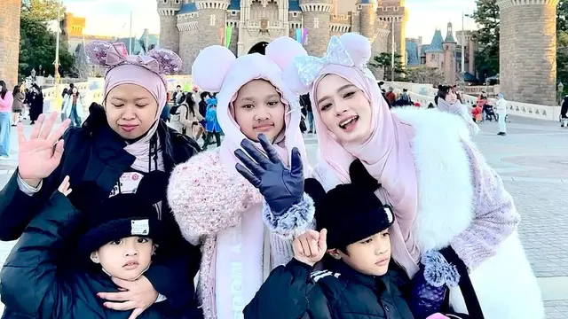 Potret Inara Rusli Ajak Anak Liburan di Disneyland Tokyo. (instagram/mommy_starla)