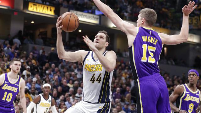 Forward Indiana Pacers, Bojan Bogdanovic (44) saat melawan LA Lakers (AP Photo/Michael Conroy)
