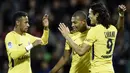 Bintang PSG, Neymar dan Edinson Cavani, merayakan gol yang dicetak Kylian Mbappe ke gawang Metz pada laga Ligue 1 Prancis di Stadion Saint-Symphorien, Moselle, Jumat (8/9/2017). Metz kalah 1-5 dari PSG. (AFP/Jean-Christphe Verhaegen)