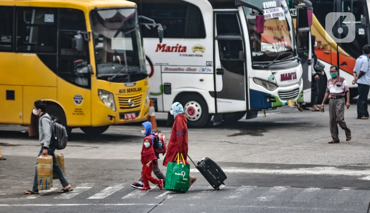 <p>Pemudik membawa barang mereka seusai turun dari bus antarkota antarprovinsi (AKAP) di Terminal Kampung Rambutan, Jakarta, Minggu (23/5/2021). Hingga sore ini pemudik dari kota di Jawa Barat, Tengah, Timur, dan Sumatera terus berdatangan di Terminal Kampung Rambutan. (merdeka.com/Iqbal S Nugroho)</p>