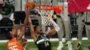 Pada kuarter ketiga Bucks mampu samakan kedudukan menjadi 77-77 setelah berhasil menang 35-30. Giannis Antetokounmpo kembali menjadi mesin skor untuk Bucks dengan menyumbangkan 20 poin. (Foto: AP/Paul Sancya)