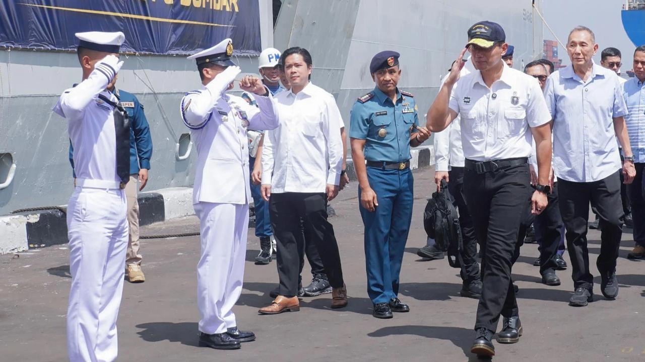 FOTO: Menko IPK Lepas KRI Semarang Kirim Bantuan ke Wilayah Bencana Sumatera
