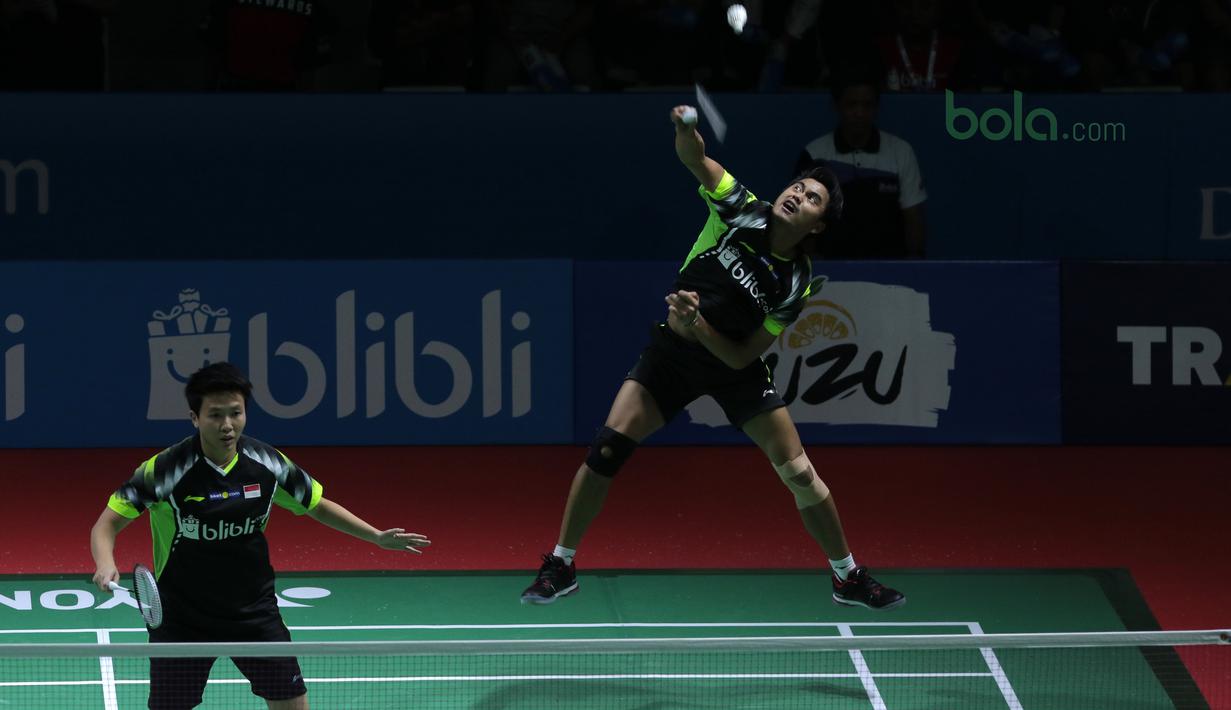 Aksi Tontowi Ahmad melakukan smash saat melawan pasangan Malaysia, Tan Kian/Lai Peng pada babak pertama Indonesia Open 2018 di Istora Senayan, Jakarta, (3/6/2018). Tontowi/Liliyana menang 21-11 21-14.  (Bola.com/Nick Hanoatubun)