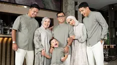 Fuji dan keluarga memperlihatkan penampilan memakai busana muslim sarimbit. Mereka terlihat begitu kompak dan memancarkan keharmonisan keluarga. Gala yang ikut berpose juga tampil dengan wajah ceria. Pun dengan Fuji dan sang ibu yang dipuji makin anggun pakai hijab. (Liputan6.com/IG/@fuji_an)