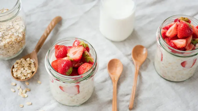 overnight oats dengan stroberi
