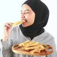 Ilustrasi makan gorengan. (Foto: Daniel/Fimela)