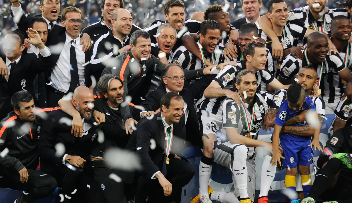 Para pemain Juventus mengangkat trofi kemenangan dan meraih scudetto usai mengalahkan Napoli 3-1 di laga seri A di Juventus Arena, Italia, (23/5/2015). Ini merupakan Gelar ke-31 Juventus di Serie A. (Reuters/Giorgio Perottino)