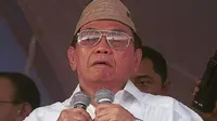 Peci keranjang yang sering dipakai oleh mantan Presiden RI ini memiliki sejarah yang berhubungan dengan sebuah kunjungan pribadinya ke Gorontalo.