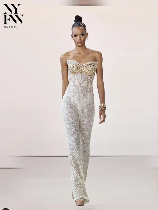 <p>Koleksi yang dihadirkan terdiri dari 12 rancangan gemerlap dengan nuansa keemasan. [Foto: Instagram/ Ivan Gunawan]</p>