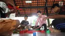 Anak-anak bermain di Ruang Publik Terpadu Ramah Anak (RPTRA) Ramli, Jakarta Selatan, Senin (23/10). Pemkot Jakarta Selatan pada 2018 akan membangun 10 RPTRA dengan biaya APBD Rp 17 miliar. (Liputan6.com/Immanuel Antonius)