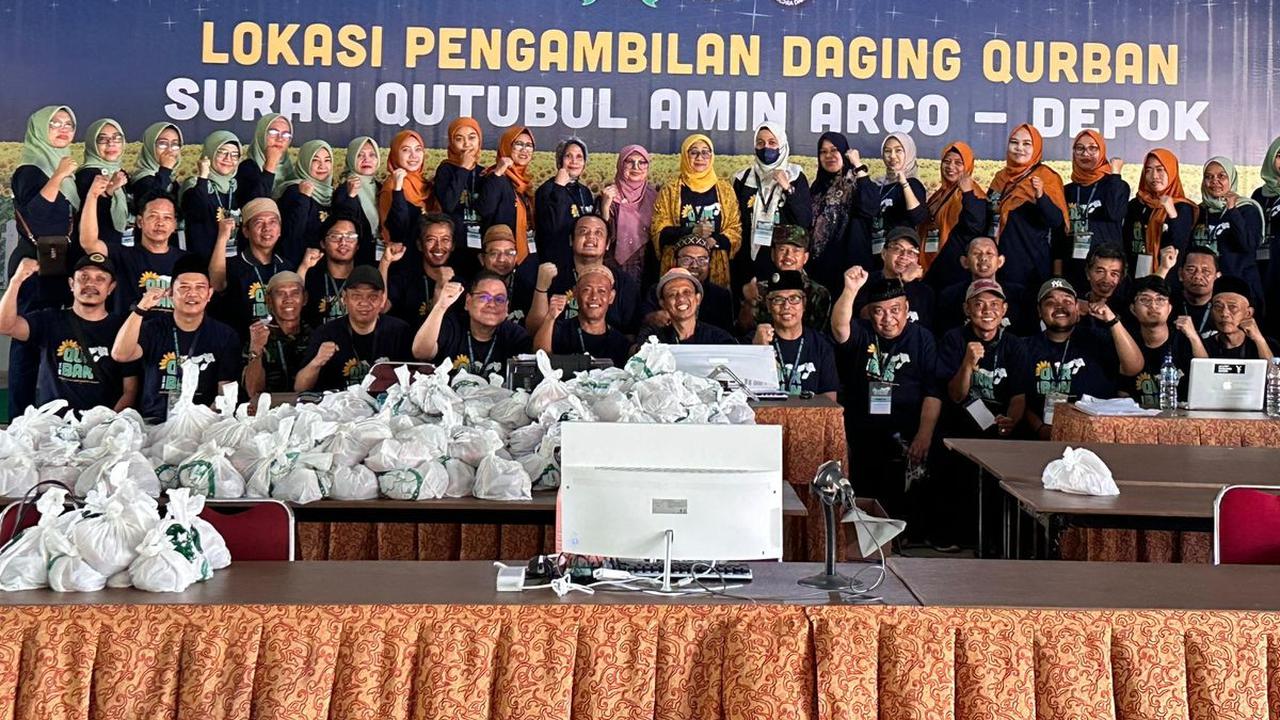 Usai pemotongan sapi kurban Presiden Prabowo, Ibunda Hj Dra Herlina (jilbab kuning) bersama jamaah SQA siap  membagikan daging ke masyarakat.