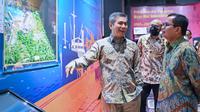 Direktur Utama Pelindo, Arif Suhartono (Kiri) bersama Direktur Utama SIG, Donny Arsal (Kanan) mengunjungi Museum Maritim Indonesia usai penandatanganan perjanjian induk kerja sama sinergi operasional dan pengembangan usaha di Jakarta, Rabu (7/9/2022). (Liputan6.com/HO)