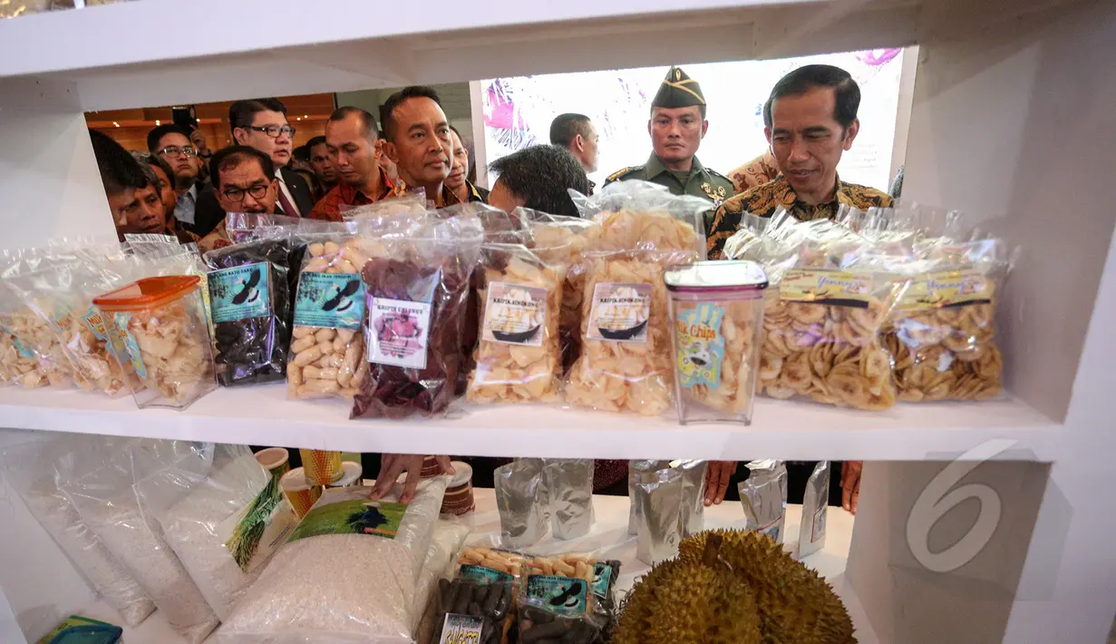 Presiden Jokowi melihat stand di pameran Apkasi International Trade and Investment Summit (AITIS) 2015 di kawasan Jiexpo, Jakarta, Rabu (13/5/2015). AITIS 2015 memamerkan beragam produk unggulan industri kecil dan menengah. (Liputan6.com/Faizal Fanani)