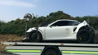 Porsche 911 GT3 RS ringsek pasca kecelakaan tunggal di Isla of Man. (Carscoops)