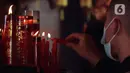 Warga keturunan Tionghoa membakar lilin saat sembahyang Tahun Baru Imlek 2573 di Vihara Dhanagun, Kota Bogor, Selasa (1/2/2022). Pelaksanaan ibadah Tahun Baru China atau Imlek 2573 di Kota Bogor berjalan secara khidmat dan aman. (Liputan6.com/Helmi Fithriansyah)