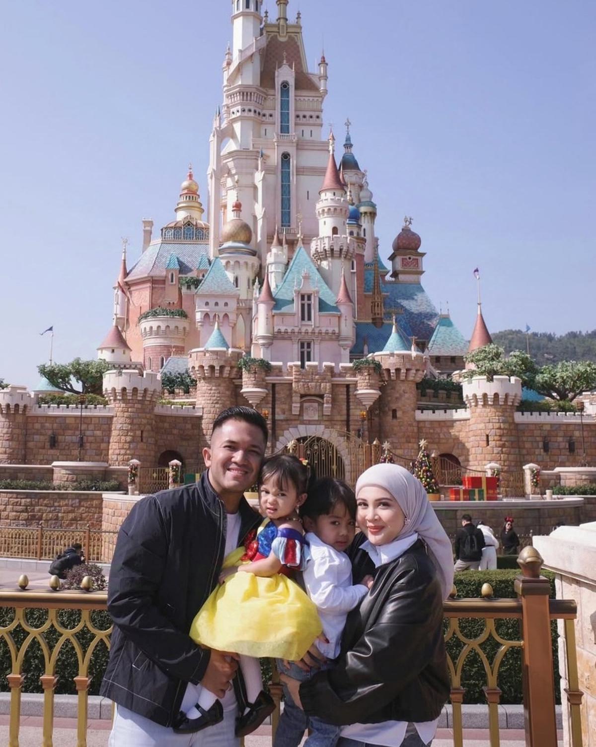 Potret Momen Bahagia Keluarga Kesha Ratuliu Jelajahi Keajaiban Disneyland Hong Kong