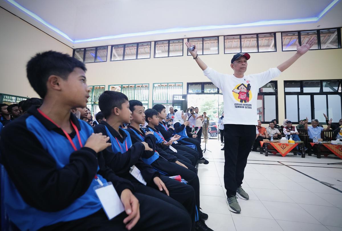 Wakil Menteri Sosial Agus Jabo Priyono saat berkunjung ke Sekolah Rakyat Menengah Pertama (SRMP) 27 Banjarnegara, Jawa Tengah, Sabtu (30/8/2025).