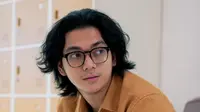 Akting dengan Adinia Wirasti di Film Hidup Ini Terlalu Banyak Kamu, Ajil Ditto: Awalnya Sulit Adaptasi, Lalu...