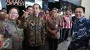 Presiden Jokowi (kedua kanan) menyapa para pegawai pajak usai menghadiri pencanangan program kebijakan pengampunan pajak atau tax amnesty di Kantor Pusat Dirjen Pajak, Jakarta, Jumat (1/7). (Liputan6.com/Faizal Fanani)