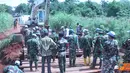 Citizen6, Kongo: Untuk memperbaiki jembatan tersebut, Satgas Zeni TNI mengerahkan 46 personelnya berikut peralatannya. Satgas Zeni TNI mampu mengerjakannya dalam waktu empat hari. (Pengirim: Badarudin Bakri)