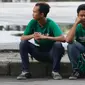 Bonekmania duduk di pelataran sekitar Stadion Manahan Solo. Mereka datang untuk mendukung Persebaya Surabaya pada 8 besar Piala Presiden 2018. (Liputan6.com/Fajar Abrori)