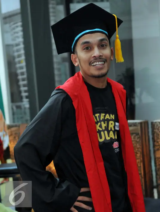 Abdur Arsyad ditemui saat press screenning film Catatan Akhir Kuliah di Epicentrum XXI, Senin (27/7/2015). Abdur berperan sebagai Ajeb yang bersahabat dengan Sam (Muhadkly Acho) dan Sobari (Ajun Perwira). (Liputan6.com/Panji Diksana)