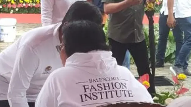 Gaya Kasual Menteri LHK Siti Nurbaya Pakai Hoodie dari Rumah Mode Spanyol, Berapa Harganya?