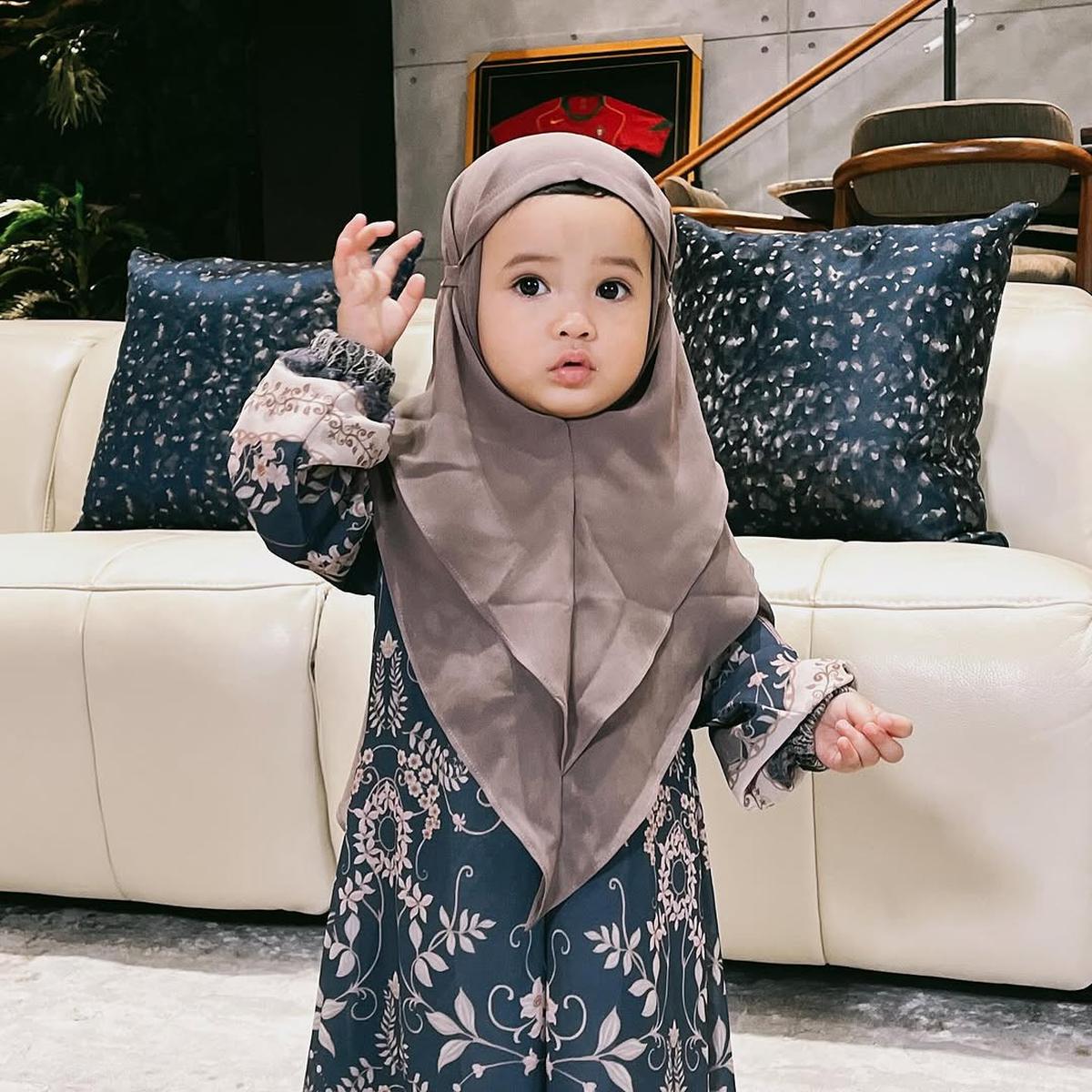 Potret Gemas Ameena dan Azura Anak Aurel Hermansyah dan Atta Halilintar Tampil Berhijab