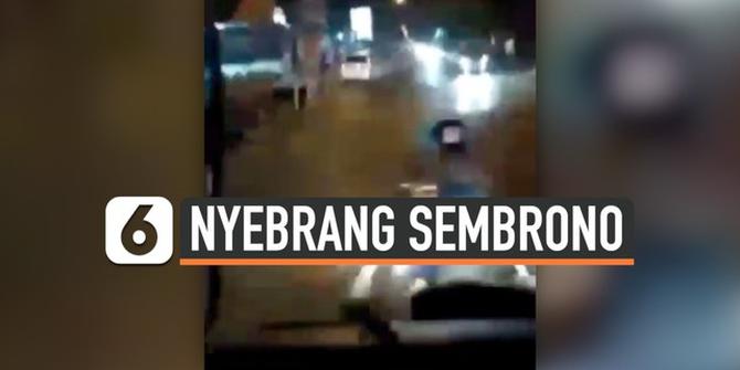 VIDEO: Nyebrang Sembrono Emak-Emak Ini Hampir Tertabrak Mobil Damkar