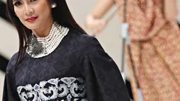 Aktris Maudy Koesnaedi mengenakan busana Iwan Tirta Private Collection di Senayan City, Jakarta, Rabu (20/4). Senayan City mempersembahkan The Iconic Women, yaitu penghargaan kepada 10 Kartini masa kini. (Liputan6.com/Immanuel Antonius)