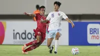 Pemain Timnas Indonesia U-23, Muhammad Rayhan Hannan (kiri) berebut bola dengan pemain Chinese Taipei U-23, Kuo Ping Sheng dalam pertandingan Grup K Kualifikasi Piala Asia U-23 2024 di Stadion Manahan, Solo, Sabtu (9/9/2023). (Bola.com/Arief Bagus)