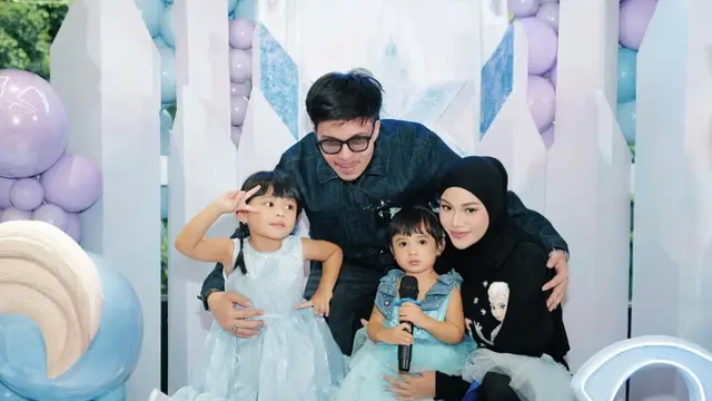 Penampilan Aurel Hermansyah di ulang tahun anak ke-2nya pakai baju Anna. [@aurelie.hermansyah]