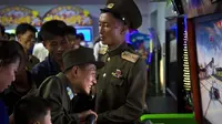 Seorang prajurit Korut terlihat sedang memainkan game arcade di Pyongyang Pleasure Park. Pihak berwenang Korea Utara telah mendorong minat olahraga yang lebih luas di negara ini (AP)