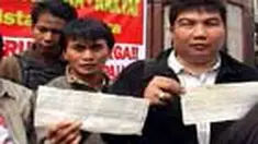 Puluhan pemuda berunjuk rasa di depan kantor PLN di Jakarta Pusat, menolak kenaikan tarif dasar listrik. Sebagai bentuk protes, massa membakar rekening listrik. 