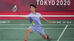 Skor kedua pemain terus bergerak dengan jarak yang dekat. Loh Kean Yew berhasil tampil di luar dugaan dengan berhasil samakan kedudukan bahkan salip satu angka dari Jonatan Christie. Namun akhirnya gim pertama dimenangkan oleh Jojo hingga yus dengan skor 22-20. (Foto: AP/Dita Alangkara)