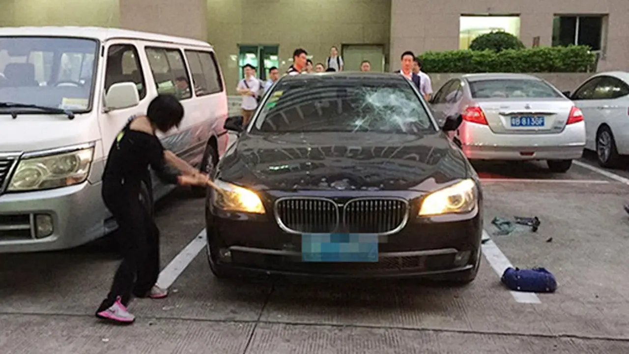 Suami Ketahuan Selingkuh, Wanita Ini Hancurkan Mobil BMW 740
