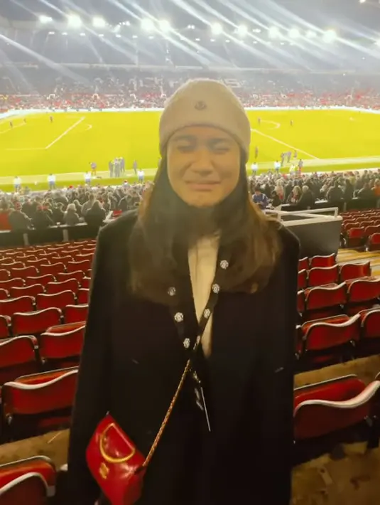 Outfit monokrom simple ini dipadukan dengan kupluk rajut dari sling bag merah dari Chanel. Diperkirakan tas tersebut seharga Rp110jutaan [@azizahsalsha_]