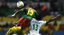 Duel udara antara Bek Kamerun, Collins Fai (kiri) dengan penyerang Pantai Gading, Frederic Mendy saat Piala Afrika 2017 di Stade de l'Amitie Sino-Gabonaise pada 18 Januari 2017. (AFP PHOTO / GABRIEL Bouys)