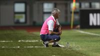 Pelatih PS TNI, Ivan Kolev saat menyaksikan timnya melawan Persela Lamongan pada lanjutan Liga 1 Indonesia 2017 di Stadion Pakansari, Bogor, Sabtu (27/5/2017). (Bola.com/Nicklas Hanoatubun)