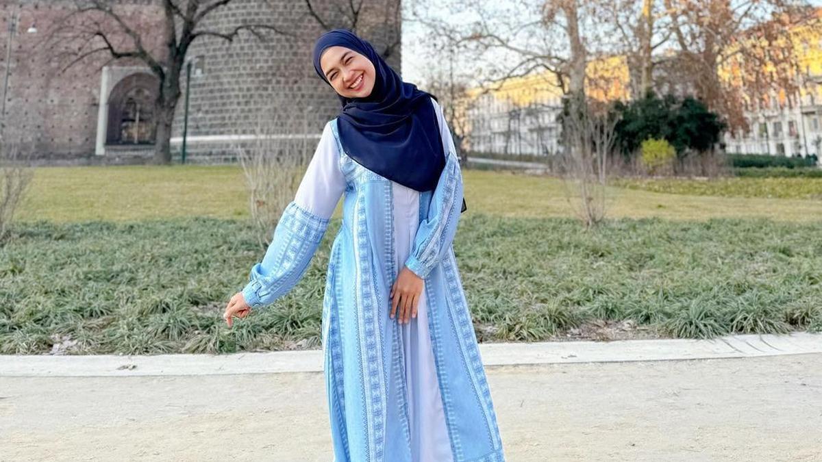 10 Warna Jilbab 2025 untuk Gamis Biru Muda, Hijaber yang Mau Tampil Stylish Mampir