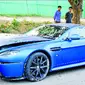 Pria bernama Ashish Sabharwal menabrakkan Aston Martin-nya hanya agar tidak menabrak anjing liar (Foto: Rushlane )