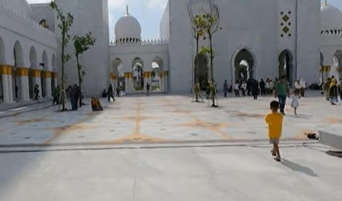 Salah seorang Satpam di&nbsp;Masjid Raya Sheikh Zayed&nbsp;Solo, berinisial&nbsp;ES&nbsp;diberhentikan usai menerima uang tip sebesar Rp5.000 dari pengunjung. Surat Pemutusan Hubungan Kerja (PHK) diterima ES sejak Rabu, (14/6) lalu.
